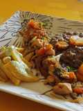 Pollo salteado con frejoles y papas fritas