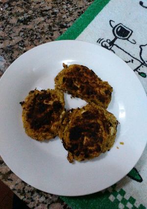 Una foto de Hamburguesas de pescado, humus y cúrcuma