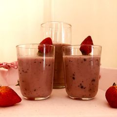 A picture of Strawberry banana Smoothie.