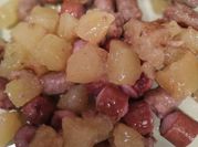 Una foto di wurstel e patate