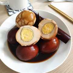 A picture of Chinese Tea Eggs.