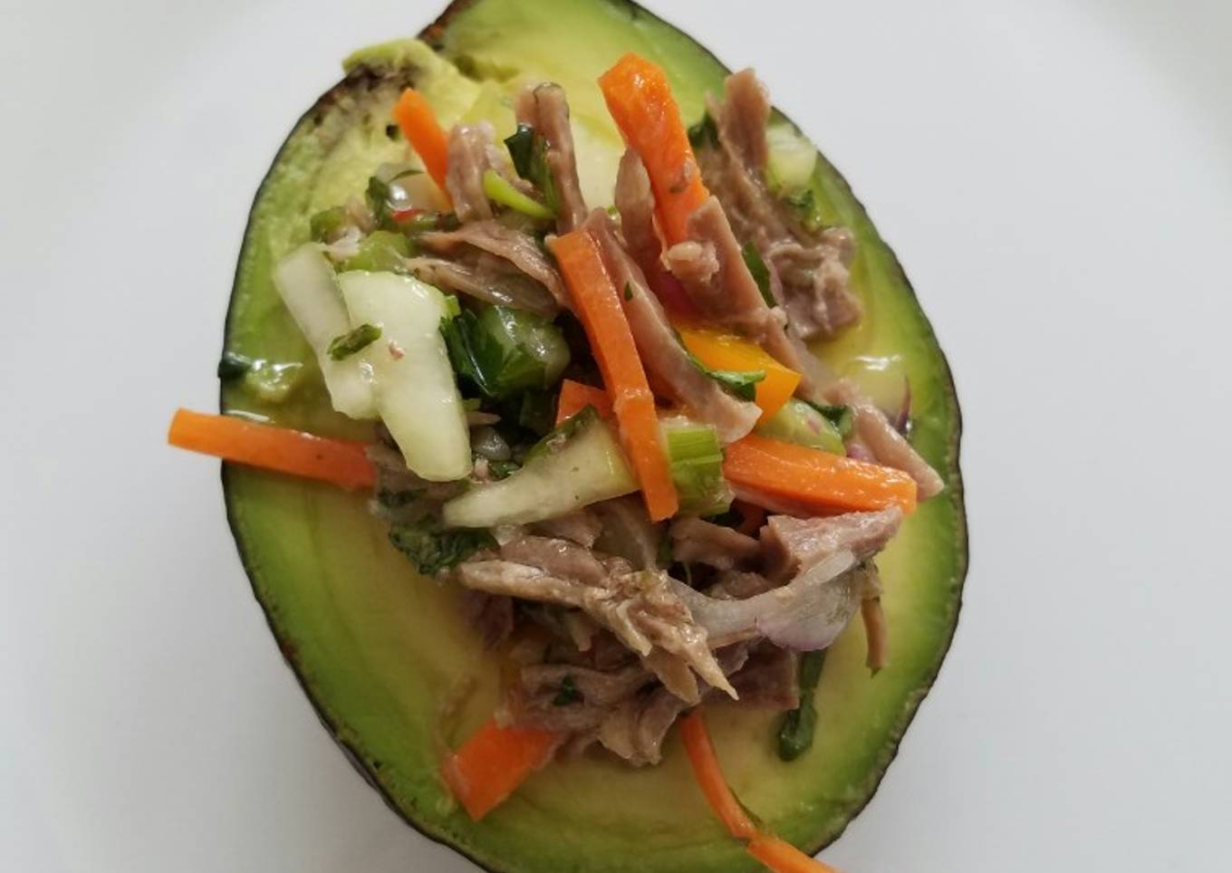 Aguacate relleno de salpicón de res