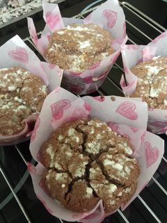 Una foto de Muffins de chocolate relleno de Nocilla blanca