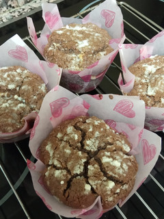 Una foto de Muffins de chocolate relleno de Nocilla blanca