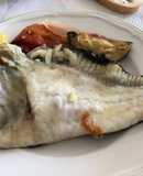 Rodaballo con patatas al horno sobre escalibada
