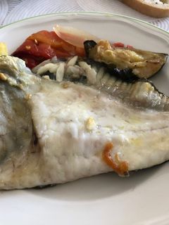Una foto de Rodaballo con patatas al horno sobre escalibada