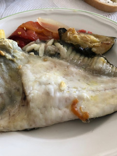 Una foto de Rodaballo con patatas al horno sobre escalibada