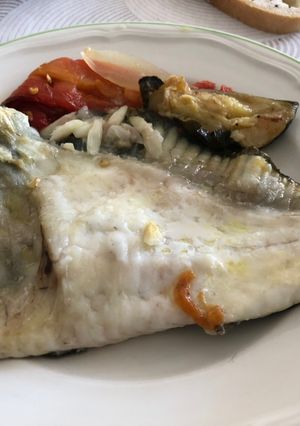 Una foto de Rodaballo con patatas al horno sobre escalibada