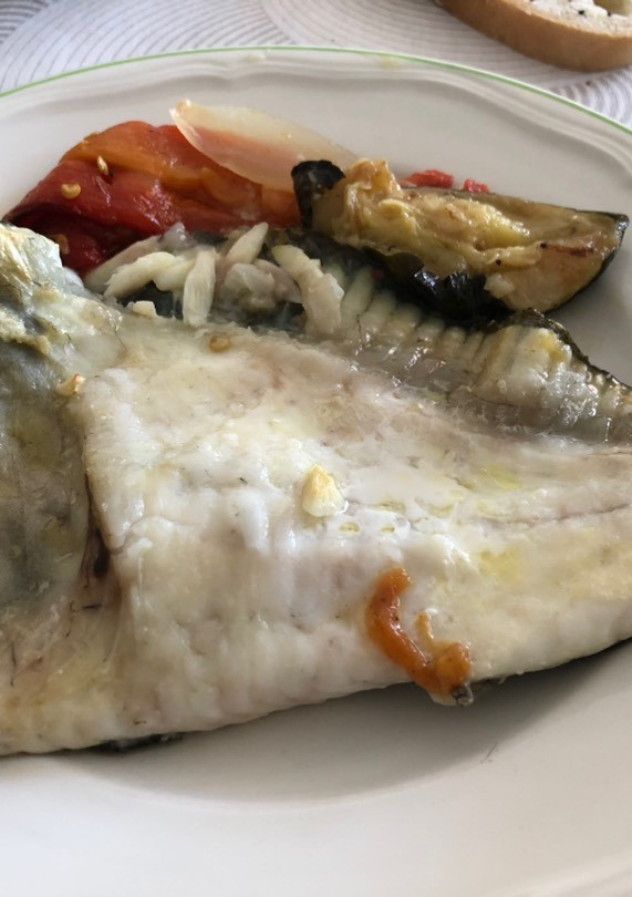 Una foto de Rodaballo con patatas al horno sobre escalibada