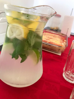 Una foto de Limonada de lima, limón y menta fresca 🍋💕