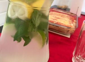 Una foto de Limonada de lima, limón y menta fresca 🍋💕