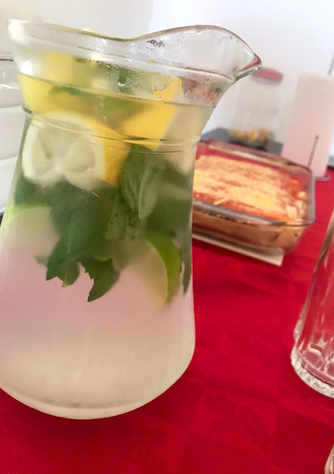 Una foto de Limonada de lima, limón y menta fresca 🍋💕