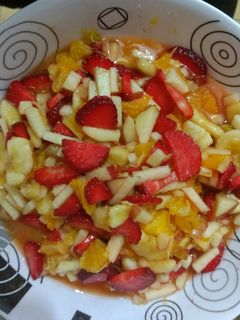 Una foto de Ensalada de frutas frescas !😋