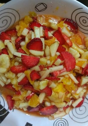Una foto de Ensalada de frutas frescas !😋