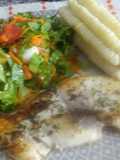 Sencillo Pescado Frito (Toyo) ensalada fresca y Choclo Peruano