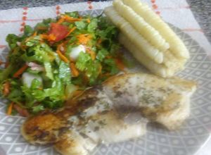 Una foto de Sencillo Pescado Frito (Toyo) ensalada fresca y Choclo Peruano