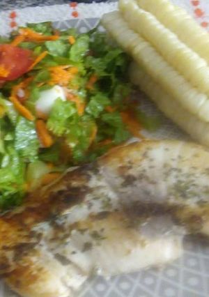 Una foto de Sencillo Pescado Frito (Toyo) ensalada fresca y Choclo Peruano