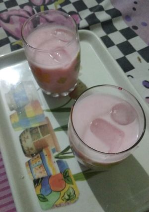 A picture of Rooh afza milk.