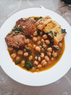 Una foto de Potaje de bacalao y espinacas