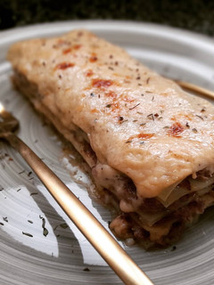 Una foto de Lasaña de rabo de ternera con bechamel de su salsa