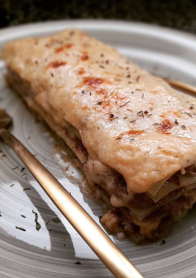 Una foto de Lasaña de rabo de ternera con bechamel de su salsa