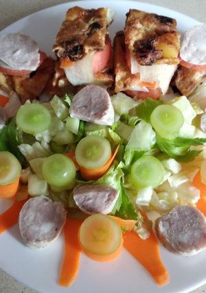 Una foto de Torres de tortilla, butifarra y sol ensalada