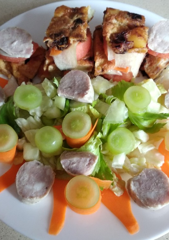 Una foto de Torres de tortilla, butifarra y sol ensalada