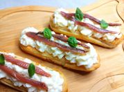 Una foto di mozzarella alici