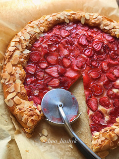 Фото Клубничная галета на творожном тесте 🍓⠀.