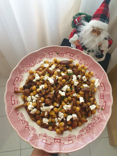 Una foto de Salteado de garbanzos con setas y queso feta