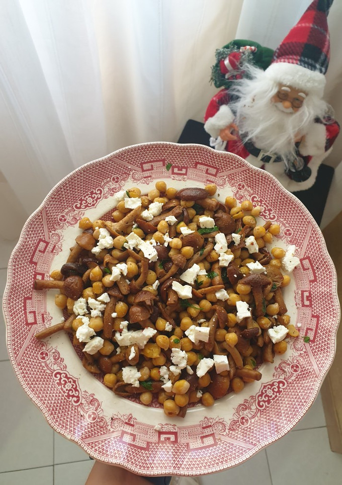 Una foto de Salteado de garbanzos con setas y queso feta