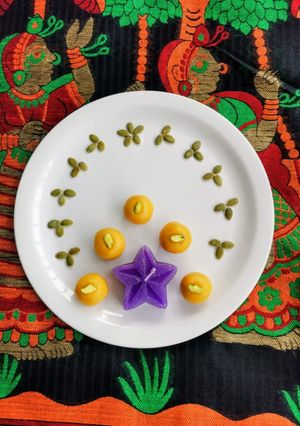 A picture of Mango coconut laddo.