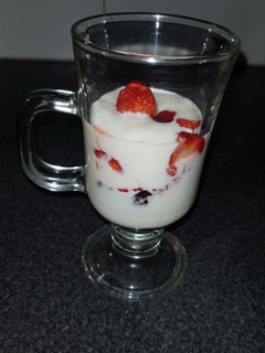 Una foto de Yogur casero con frutillas