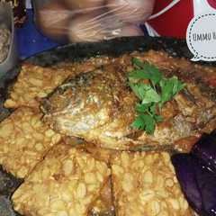 รูปของ Ikan Nila Goreng Bumbu Simpel Sambal Tomat
