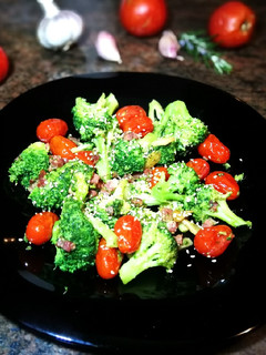 Una foto de Brócoli con jamón curado y tomatitos cherrys 🥦