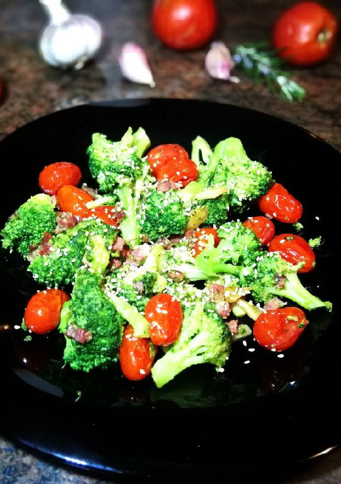 Una foto de Brócoli con jamón curado y tomatitos cherrys 🥦