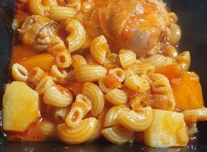Una foto de Guiso de fideos con pollo