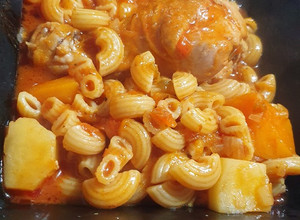 Una foto de Guiso de fideos con pollo