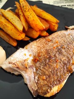 Una foto de Pargo a la plancha con patatas especiadas y mayonesa de miso y yakiniku