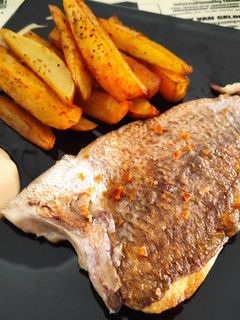 Una foto de Pargo a la plancha con patatas especiadas y mayonesa de miso y yakiniku