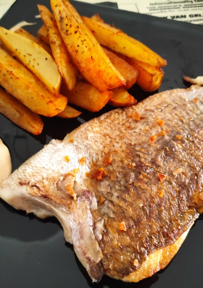 Una foto de Pargo a la plancha con patatas especiadas y mayonesa de miso y yakiniku