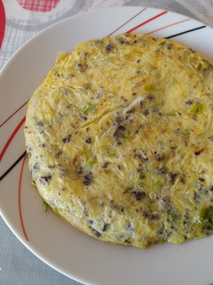 Una foto de Tortilla de calçots y butifarra negra