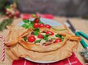 Una foto di pasta fillo con pesce