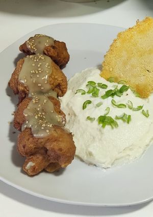 Una foto de Puré de coliflor con fritos de coliflor