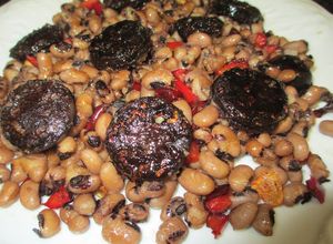 Una foto de Alubias careta con morcilla- fácil