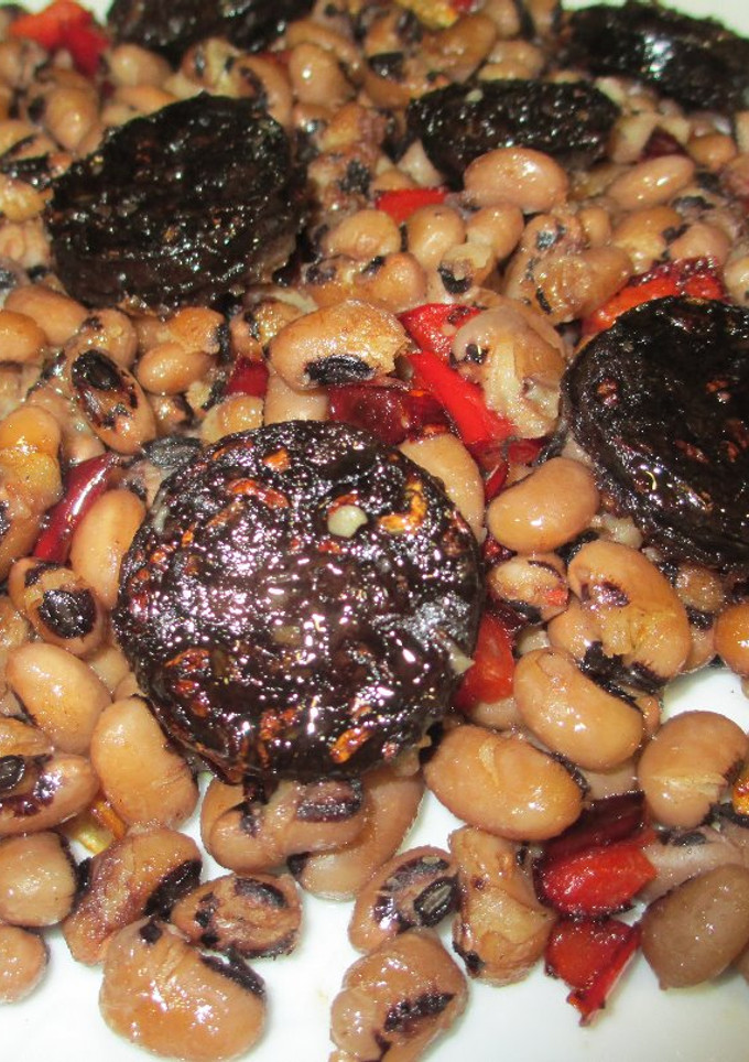 Una foto de Alubias careta con morcilla- fácil