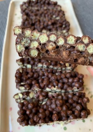 Una foto de Barritas de chocolate con quinoa inflada