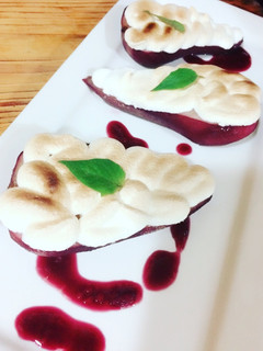 Una foto de Peras al vino 🍷 tinto con merengue y salsa de vino