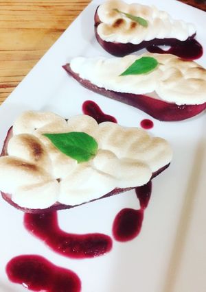 Una foto de Peras al vino 🍷 tinto con merengue y salsa de vino