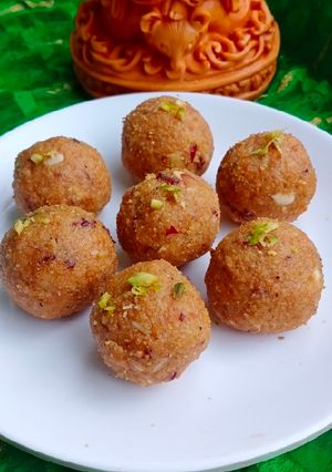 बेसन के चूरमा लड्डू (besan ke churma ladoo recipe in Hindi) रेसिपी मुख्य फोटो